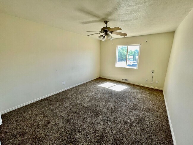 Building Photo - Cute Pet-Friendly Townhome in Hurricane