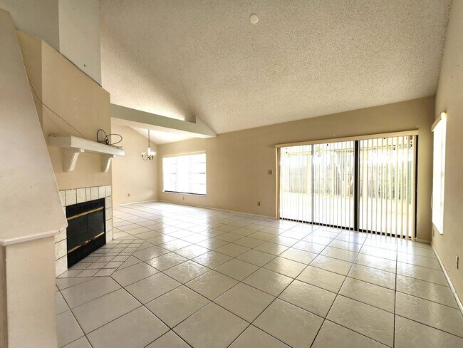 Foto del edificio - Open Layout; Fenced-in Yard; First Floor B...