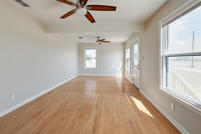 Building Photo - 127 Daisy Ln