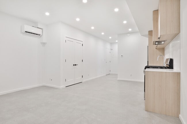 Building Photo - 28 Salem Av