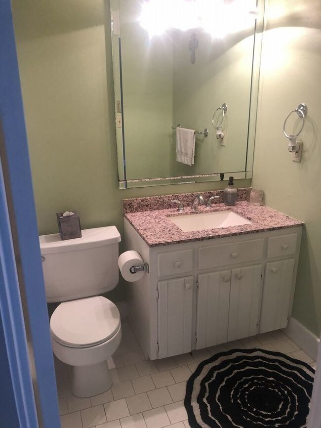 Building Photo - 2 Bedroom Townhouse in great location