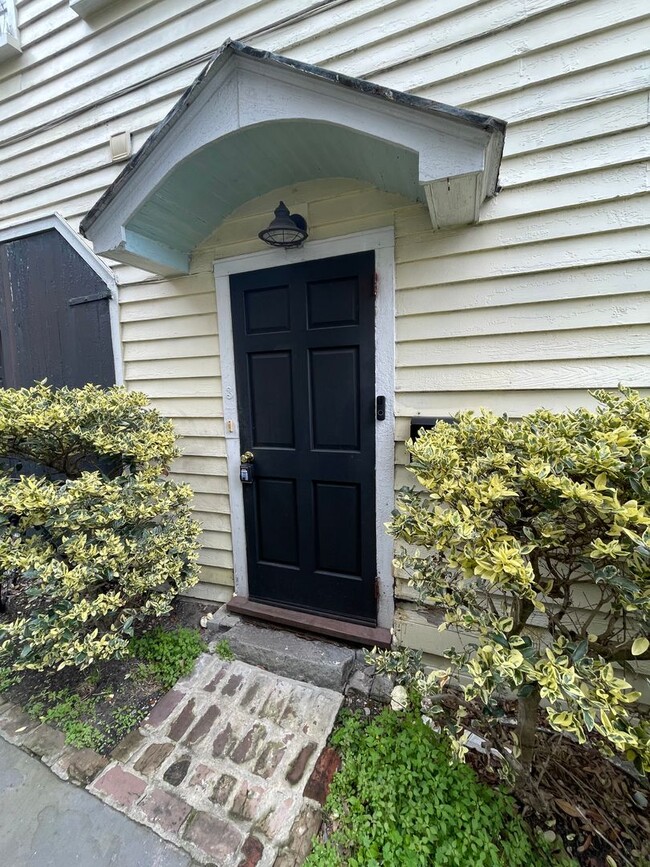 Building Photo - Two story townhouse Downtown Charleston