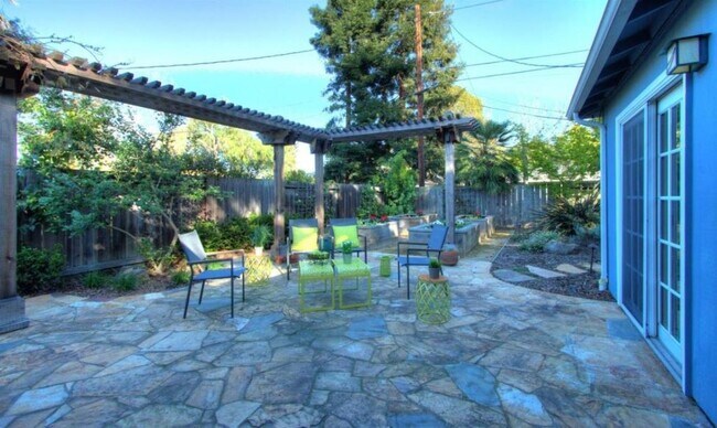 Building Photo - Charming Coastal Midtown Palo Alto 3bd/2 B...