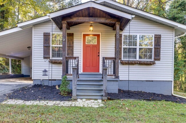 Building Photo - Cute & Private 3BR Home Ready for Move-In