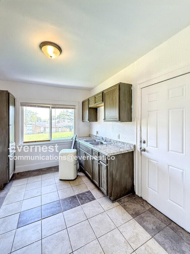 Foto del edificio - 5261 Lakewood St