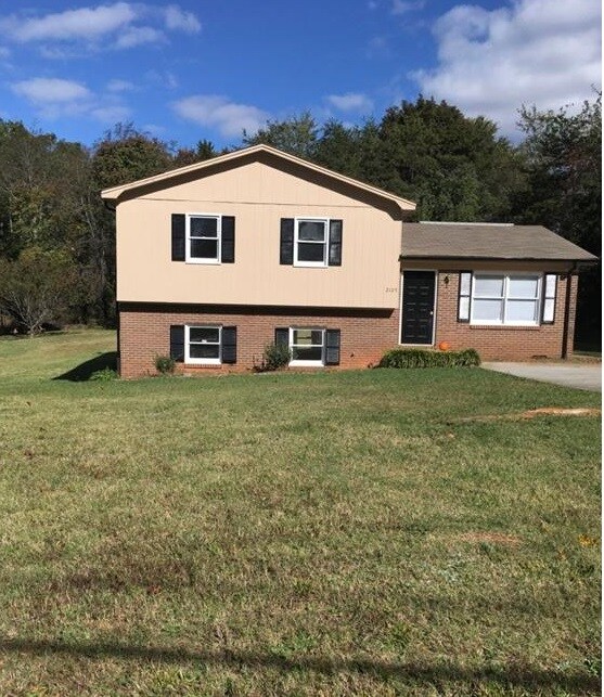 Primary Photo - 2125 Bethania Rural Hall Rd