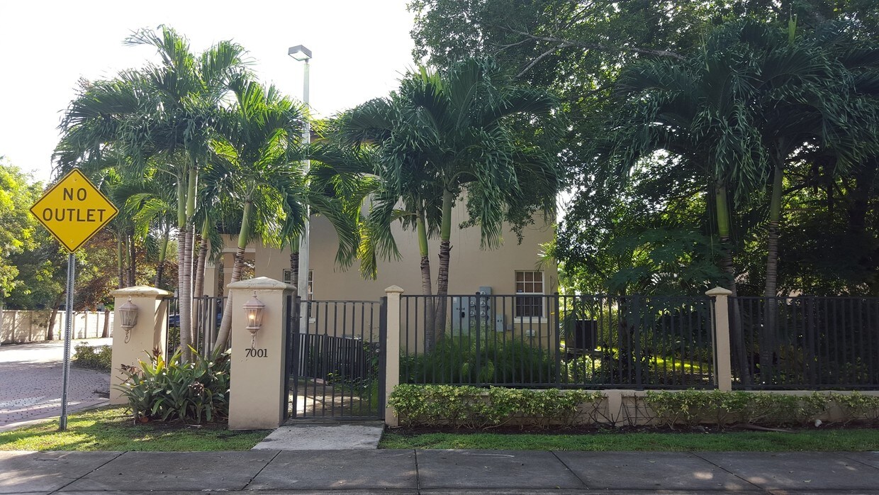 Foto principal - 7001 SW 89th Ct