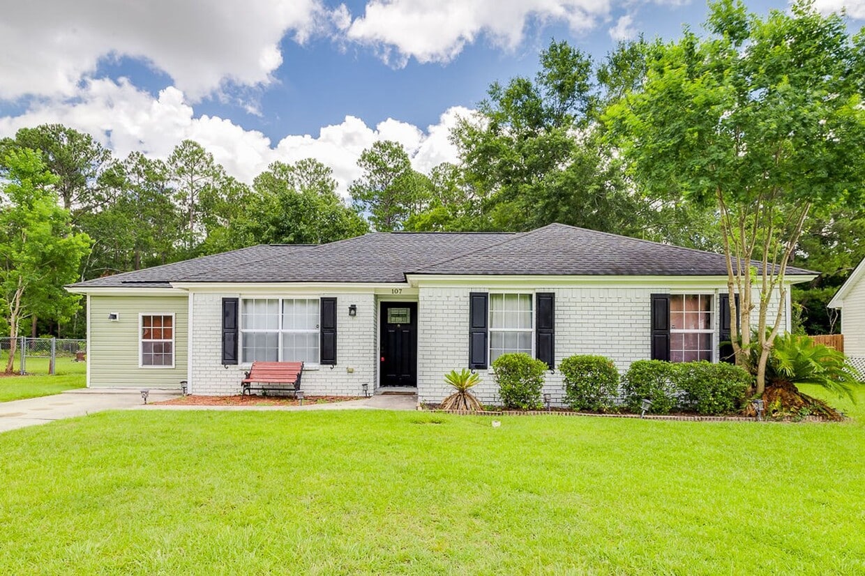 Foto principal - Freshly Painted 4 Bed Home on Huge Lot wit...