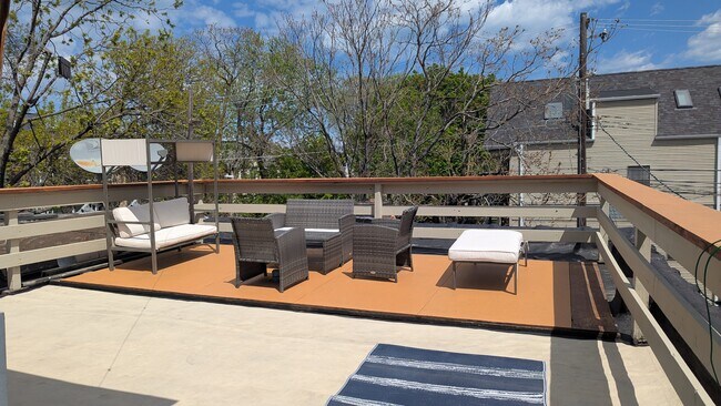 Rooftop Sundeck - 2857 N Damen Ave