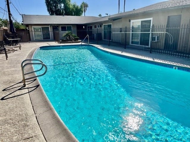 Foto del edificio - 685 E Vista Chino