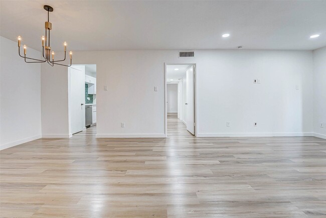 Building Photo - 7555 Katy Fwy