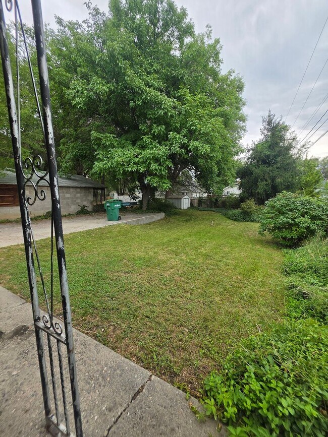 Building Photo - 840 E 350 N St