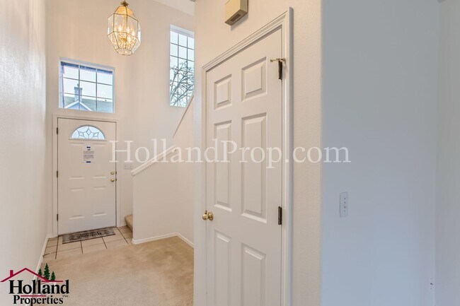 Foto del edificio - BEST PRICE APPLY NOW!! 3 Bedroom townhouse in quiet area of Beaverton