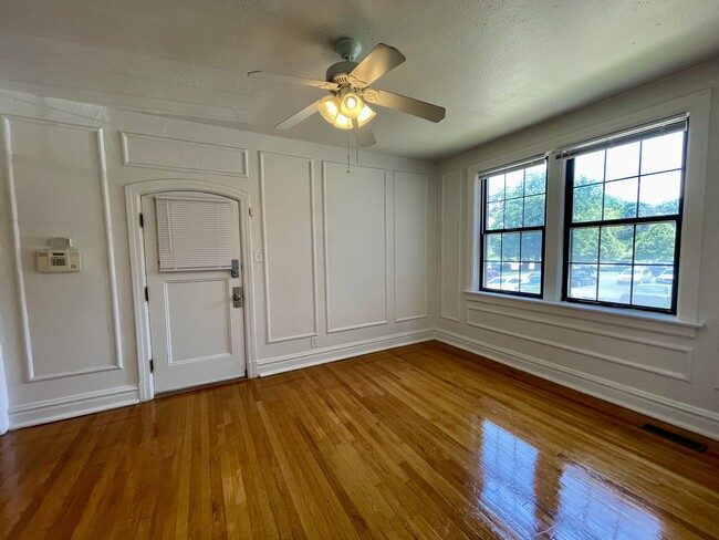 Foto del edificio - 6216-20 Northwood Ave