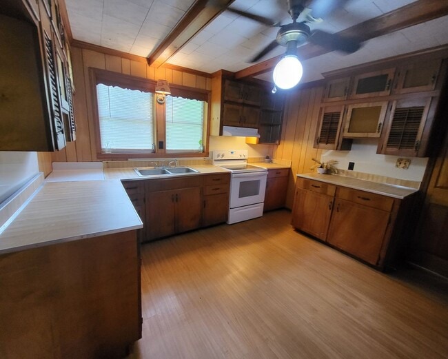 Building Photo - Quiet Country Living