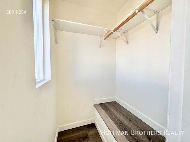 Building Photo - 1402 1/2 S Bronson Ave Los Angeles, CA 90019
