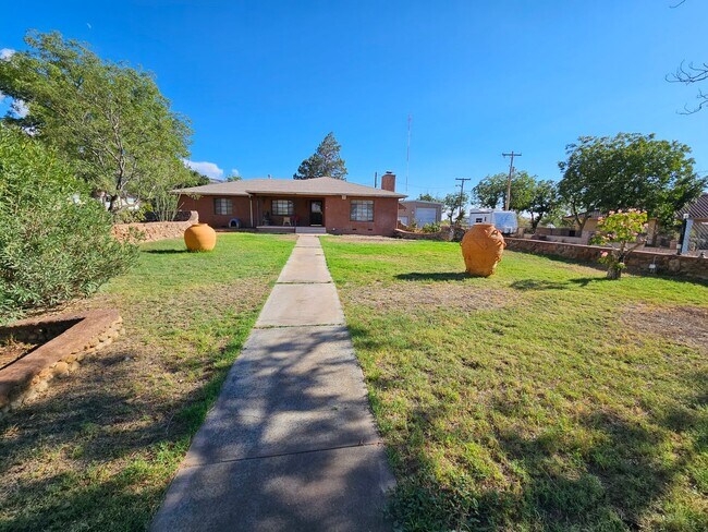 Foto del edificio - Beautiful Retro 3 Bd/2Ba Home Ready Lookin...