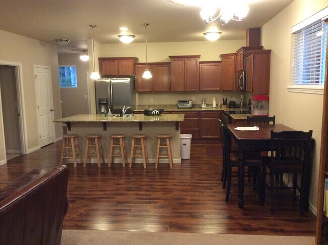 Foto del edificio - 7613 Columbia Way NE