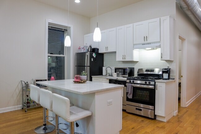 Apartamento 2 (3 habitaciones/2 baños) - Sala de estar abierta / Cocina - Harris Point Chicago