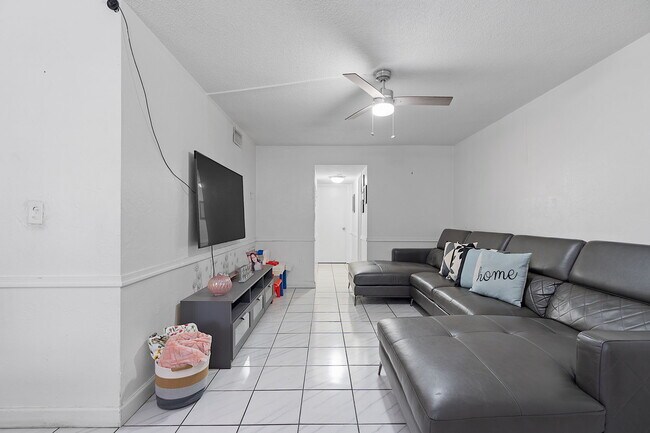 Foto del edificio - 6620 W 2nd Ct