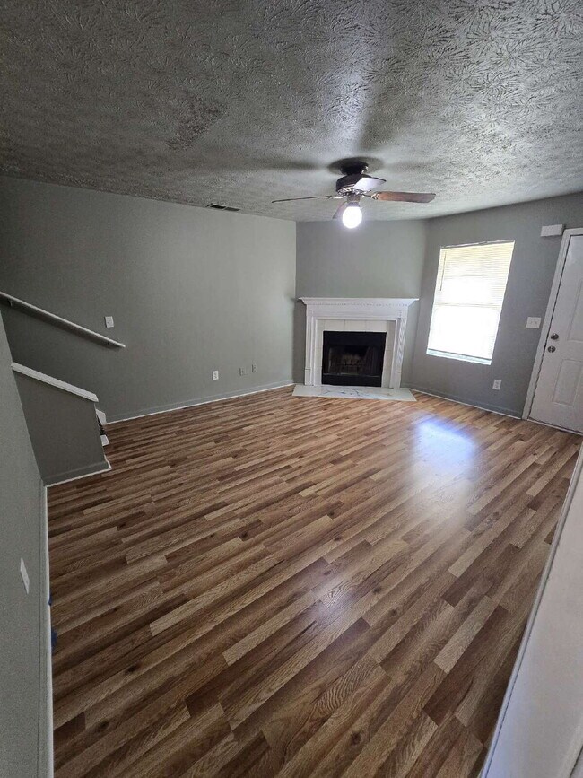 Building Photo - "Charming 4-Bed, 3-Bath Home with 1,500 Sq...