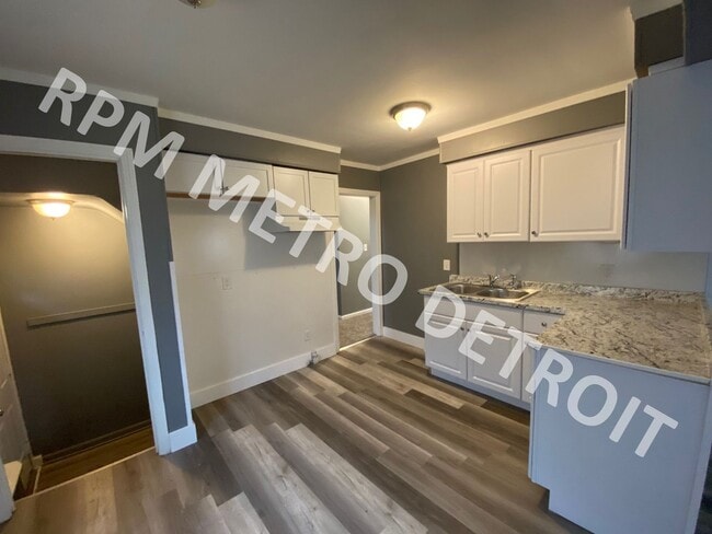 Building Photo - MOVE-IN READY BUNGALOW IN REDFORD