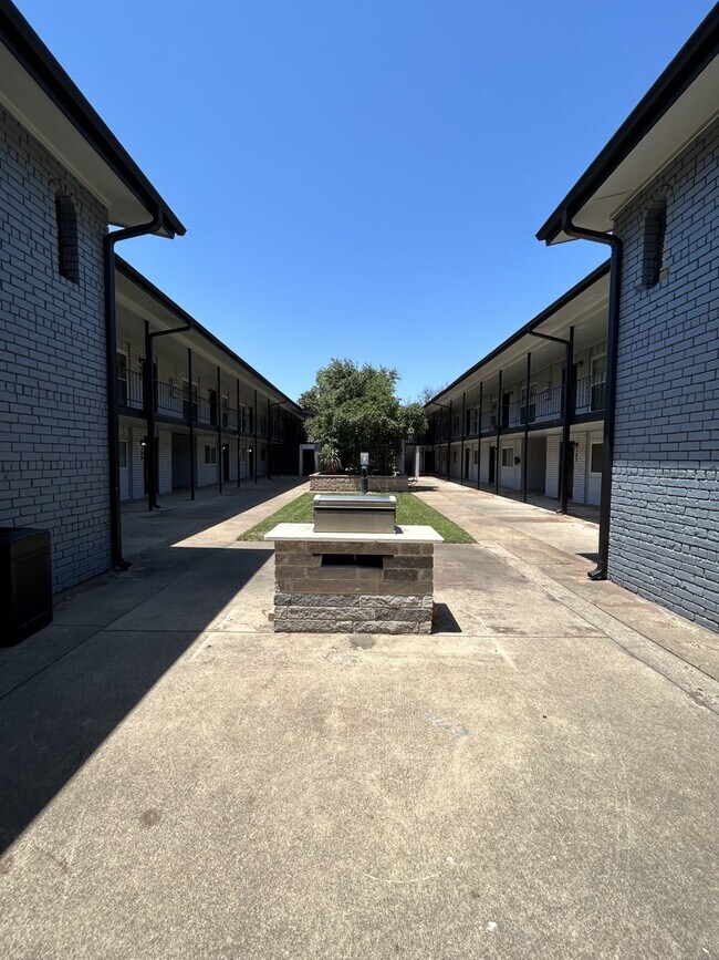 Tuscany Square Apartments 1500 W Lovers Ln Arlington, TX Apartments