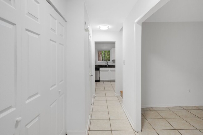 Building Photo - Renovated 4BR/3.5BA Townhome in Stafford –...