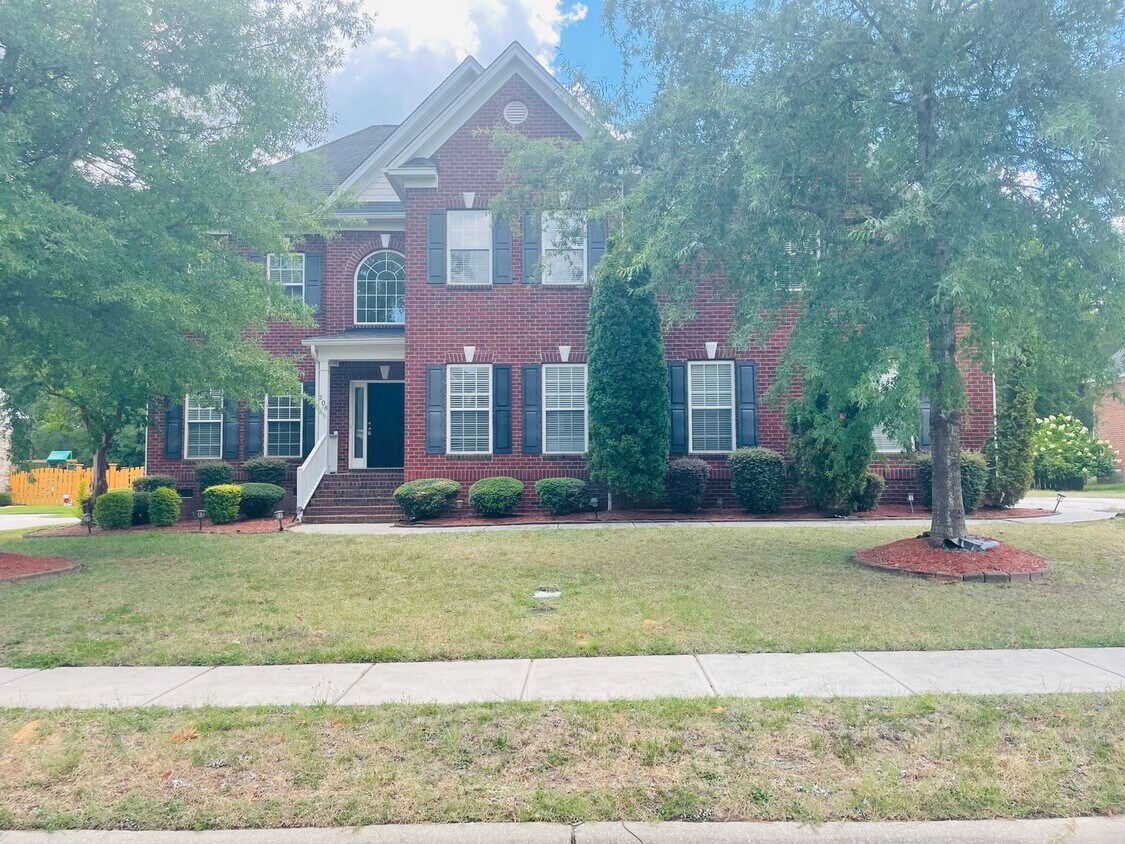 Primary Photo - Outstanding Five Bedroom Three Full Bathro...