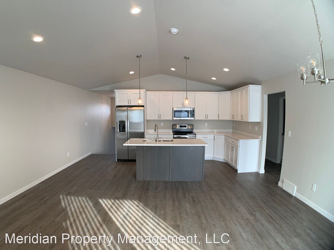 Primary Photo - 4 br, 3 bath Apartment - 1701 Johnson Dr S...
