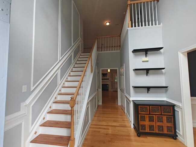 Foto del edificio - 4 bedroom home with a garage on cull de sa...