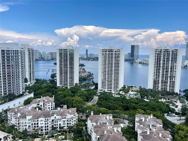 Building Photo - 2000 Island Blvd