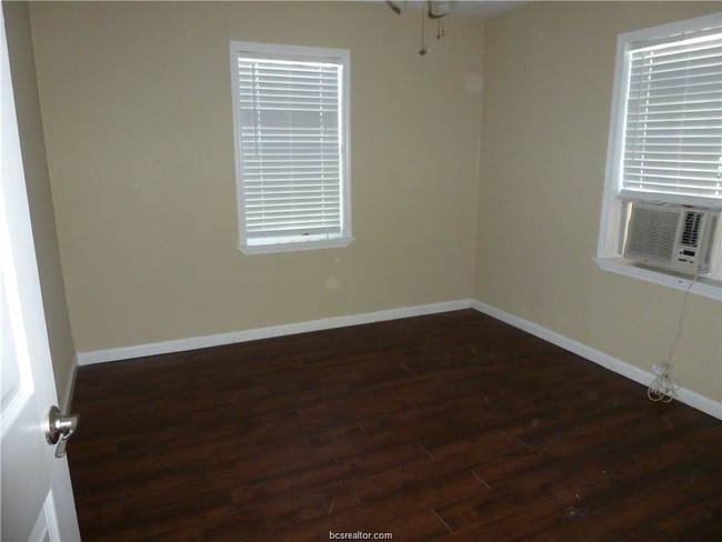 Building Photo - 600 Foch St
