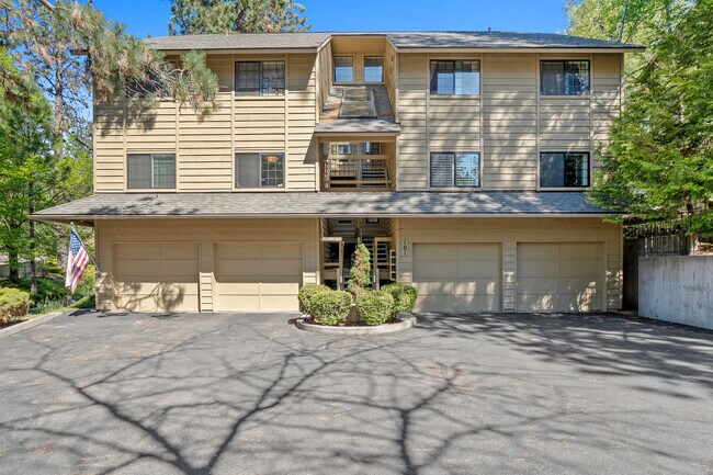 Frente del complejo de condominios - 101 S Neyland Ave