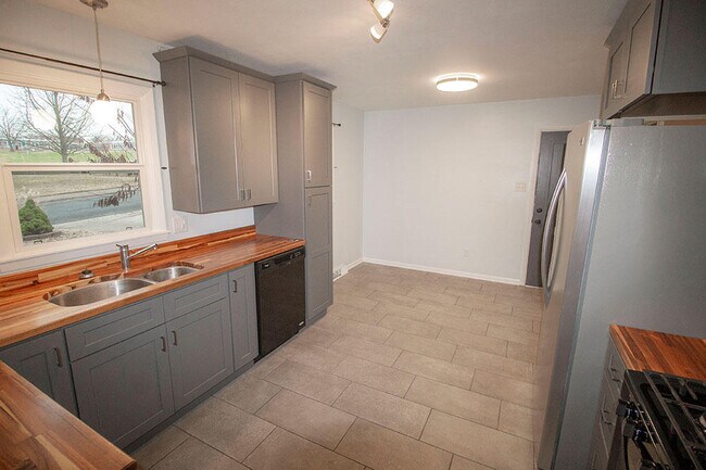 Foto del edificio - 2203 Bear Creek Dr