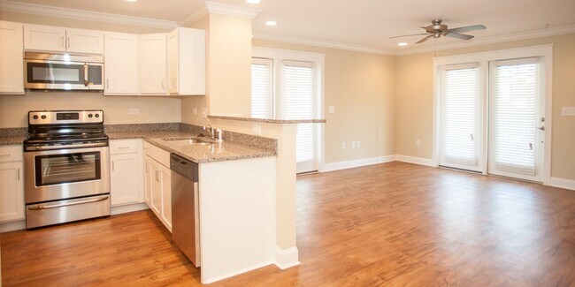 Building Photo - 3 Bedroom Townhouse at the Woodlands - END...