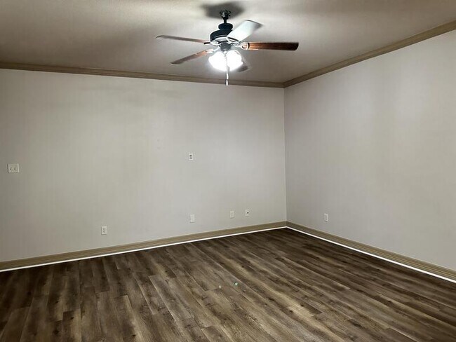 Foto del edificio - Jack Finney Blvd 6921 - 1