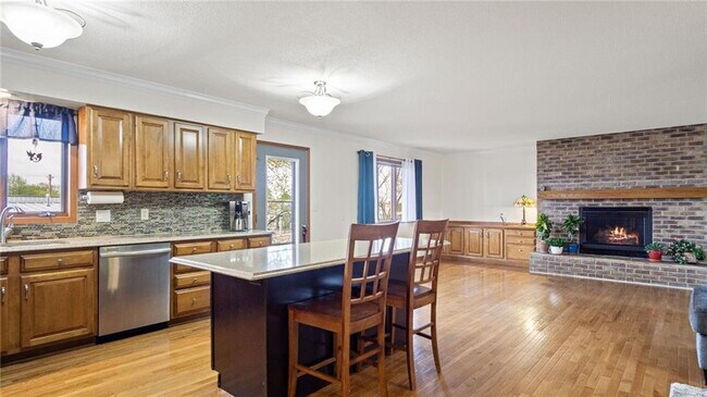 Foto del edificio - Spacious 4-Bedroom Home with Fenced Yard, ...