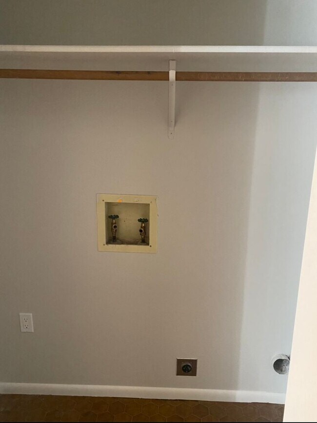 Foto del edificio - Coming soon! Great location, 4 bedroom hou...
