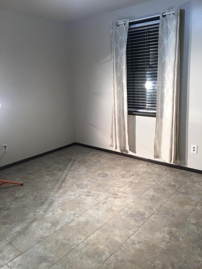 Larger bedroom - 10102 N Fairview Rd