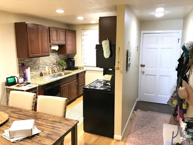 Building Photo - Updated Two Story 2 Bed 1 Bath Condo in Ce...