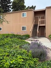 Building Photo - 300 Glenwood Cir