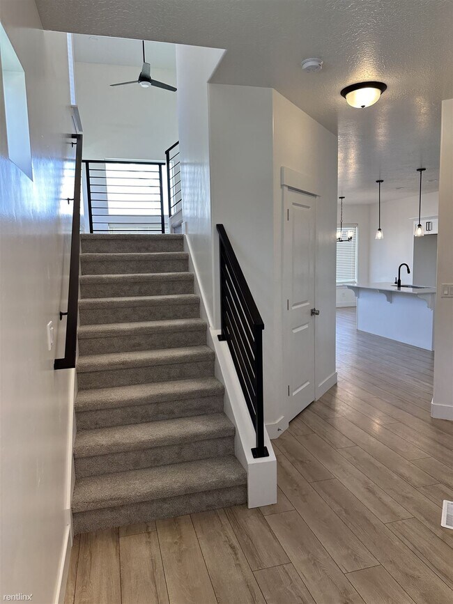 Building Photo - 4 br, 3.5 bath Townhome - 13103 S Keegan Dr