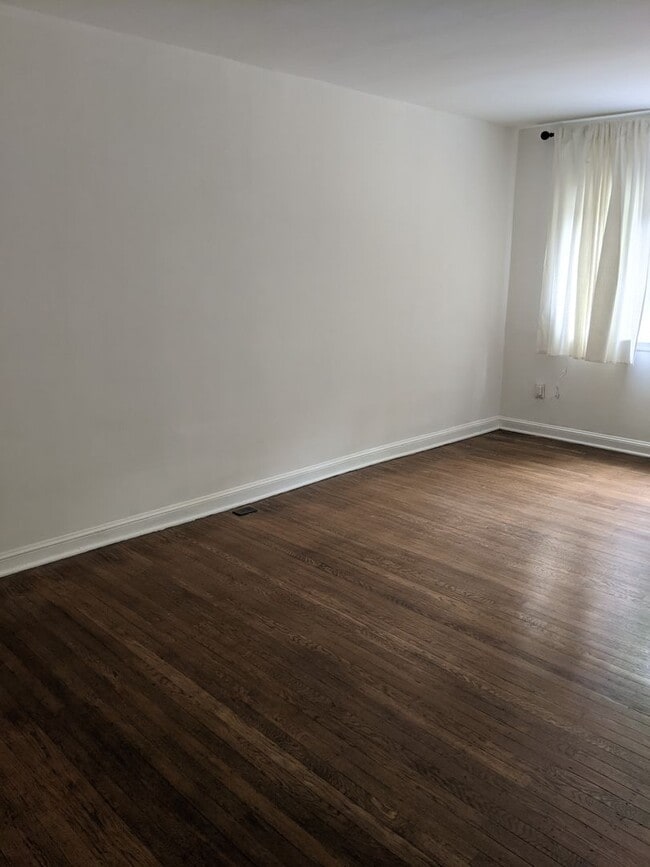 Building Photo - Renovated 3BR/1BA Townhouse in Edgemoor Gardens!