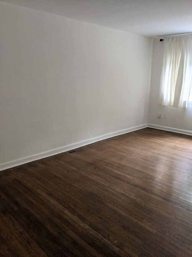 Foto del edificio - Renovated 3BR/1BA Townhouse in Edgemoor Gardens!