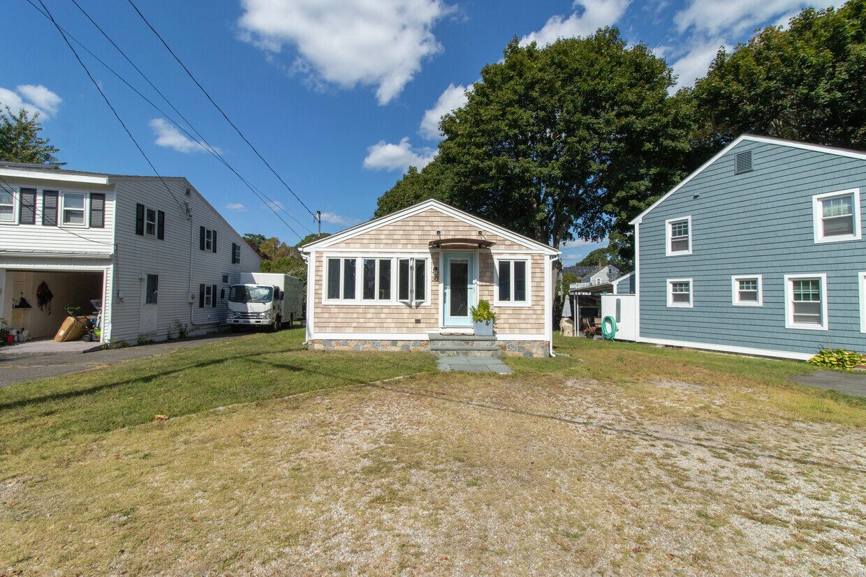 Primary Photo - 30 Menunketesuck Rd