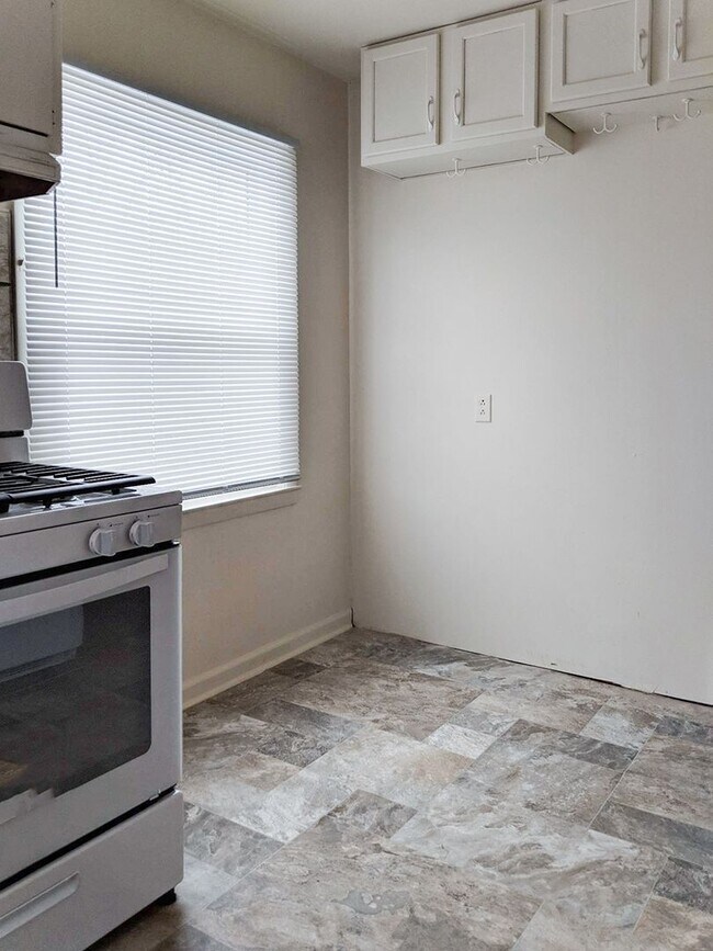 Building Photo - SINGLE FAMILY HOME -  3 bed, 1 bath, appli...