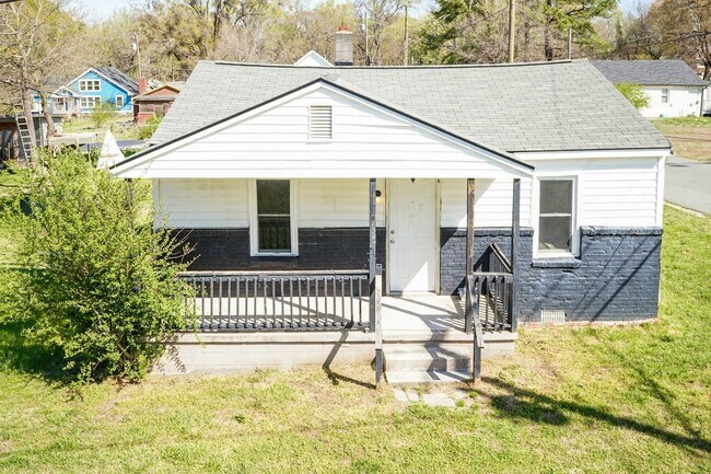 Foto del edificio - Corner Lot Two Bedroom Home