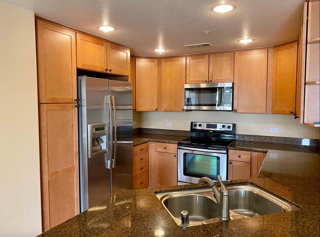 Building Photo - Beautiful and Bright 2 Bedroom 2 Bath Luxu...
