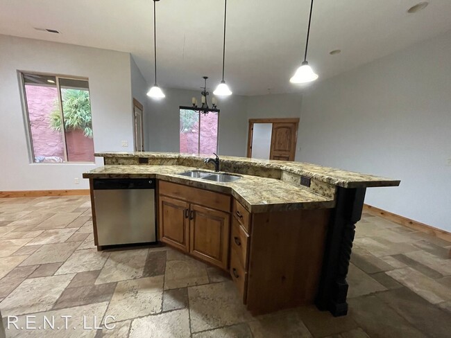 Building Photo - 3 br, 3 bath House - 3 N 660 W